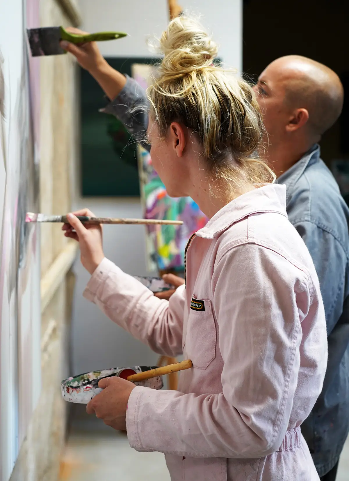 Eva und Kim von Pink und Gold malen gemeinsam im Atelier