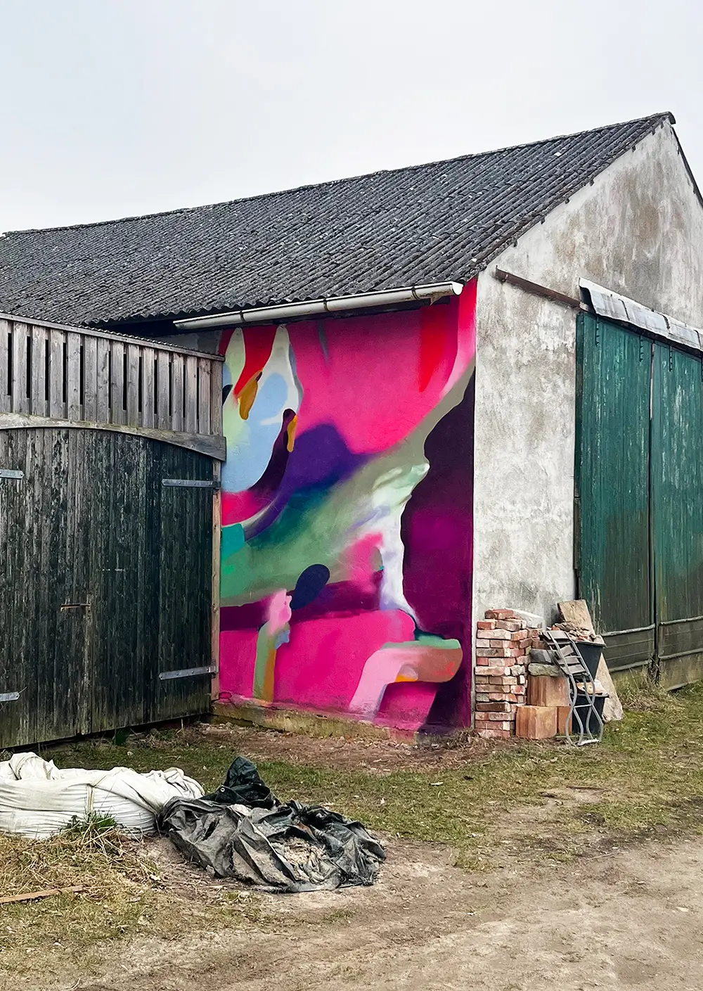 Farbiges Mural von Pink und Gold in Groß Gaddau, 18 m²