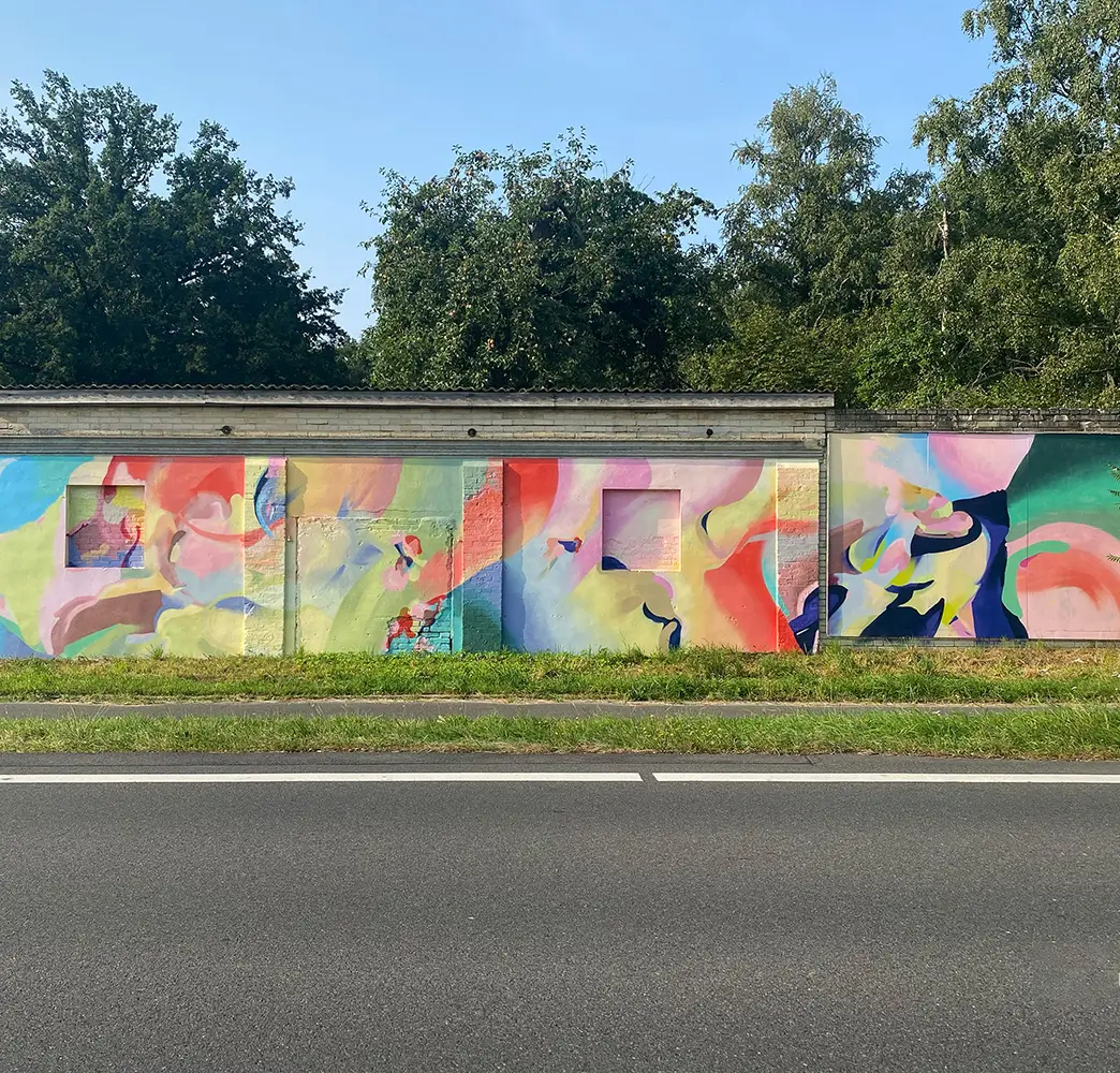 Mural am Kniepenkrug – Aus Ruine wird Landmark, Pink und Gold