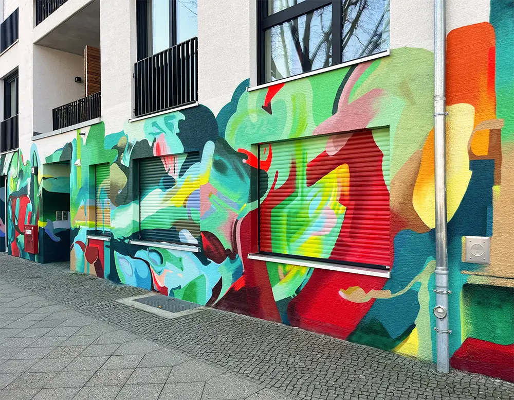 Detailaufnahme eines farbigen Murals von Pink und Gold